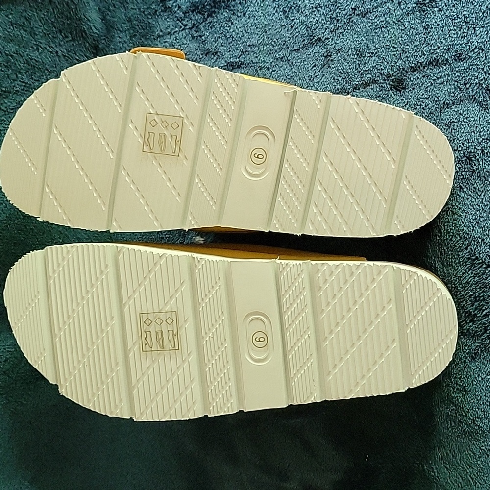 BEAST FASHION Yellow Sandals - Picture 3 of 5